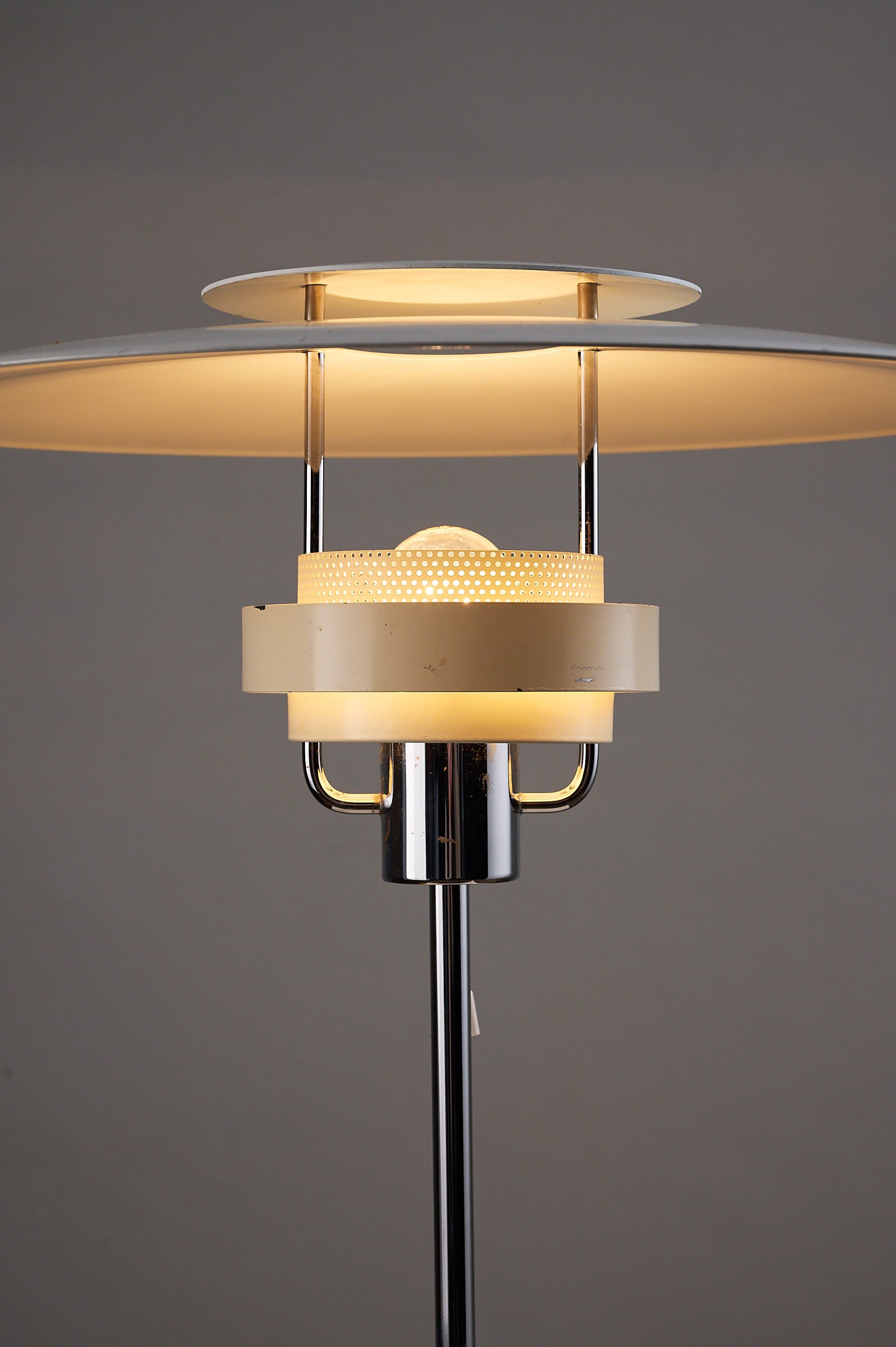 Aurora' White Lacquered Metal Table Lamp by Olle Anderson for Boréns, featuring a modern design and warm glow.