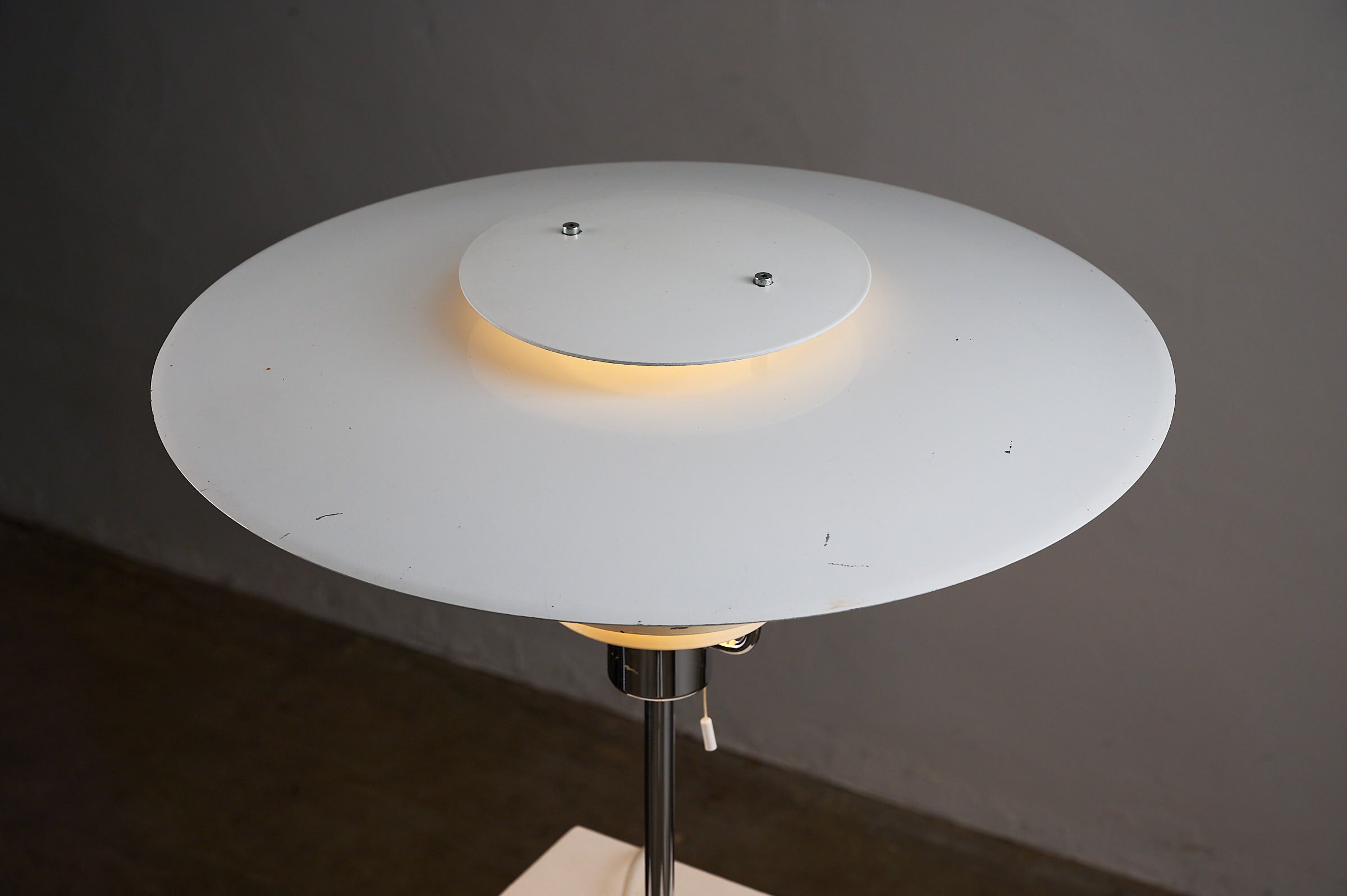 Detailed view of the 'Aurora' White Lacquered Metal Table Lamp by Olle Anderson for Boréns showcasing its elegant shade.