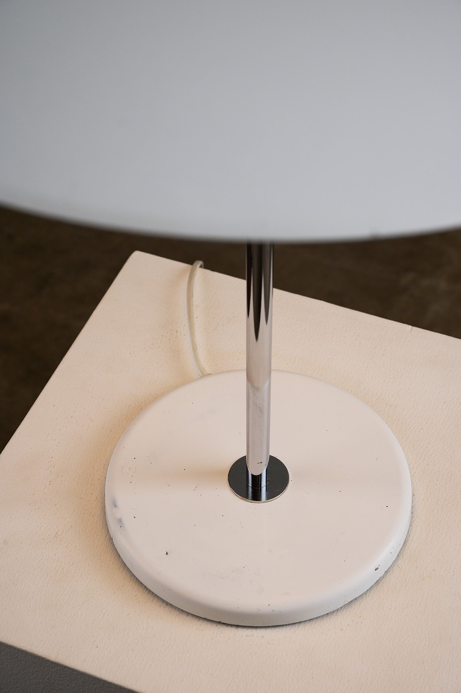 Aurora' White Lacquered Metal Table Lamp by Olle Anderson for Boréns close-up of base and pole structure.