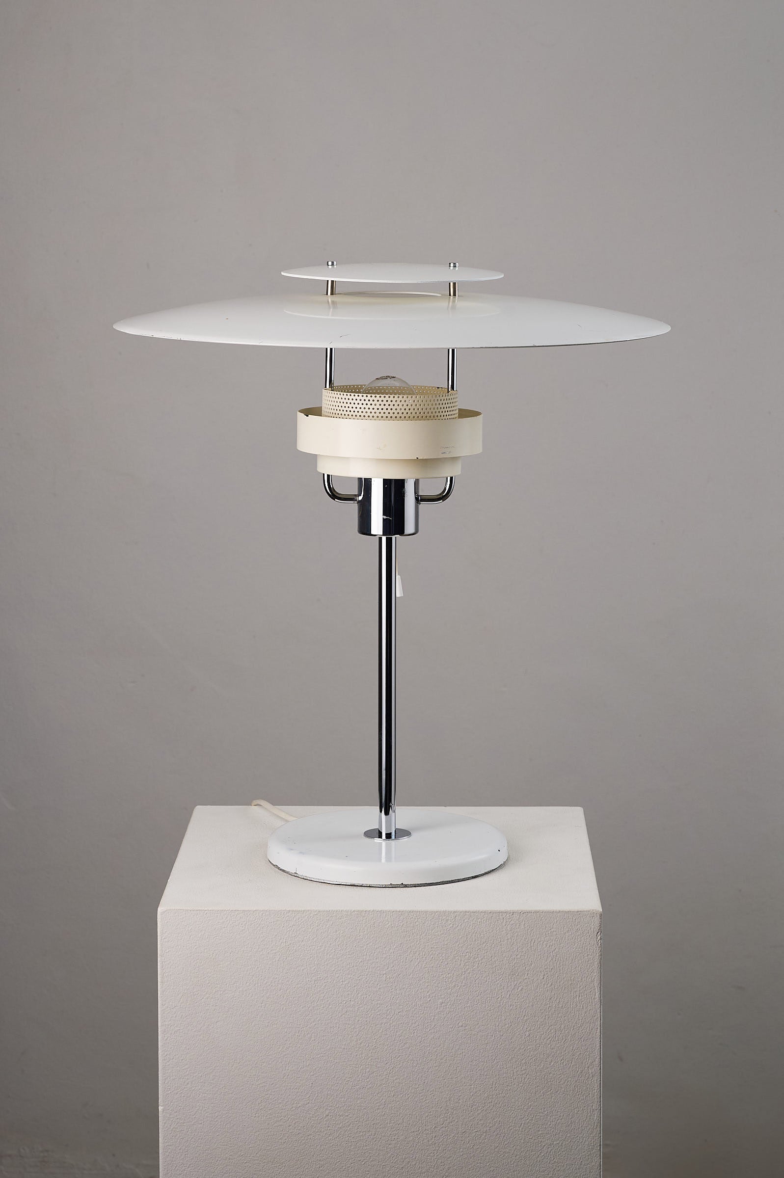 Aurora' White Lacquered Metal Table Lamp by Olle Anderson for Boréns, featuring a sleek design and warm glow.