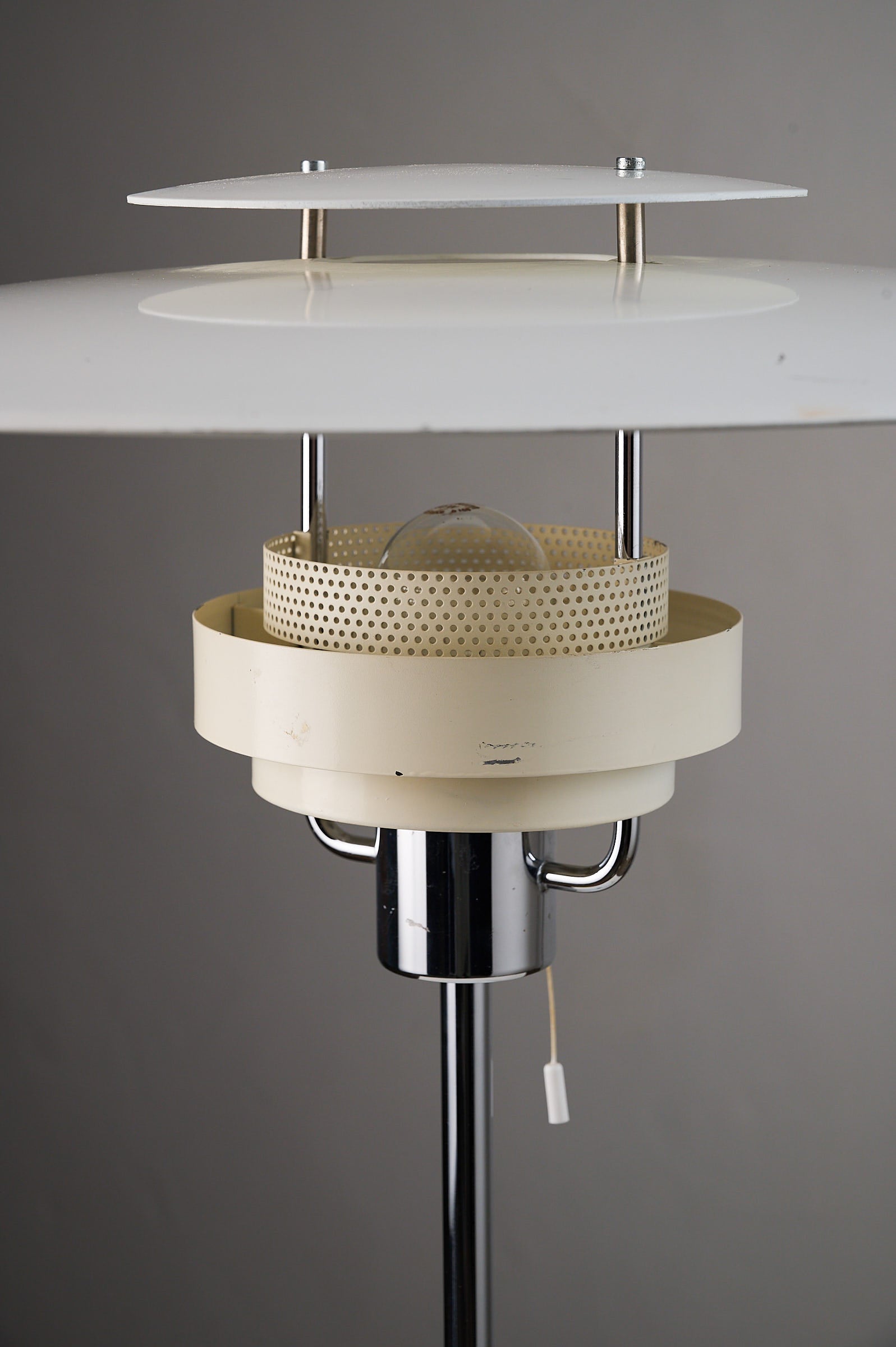 'Aurora' White Lacquered Metal Table Lamp by Olle Anderson for Boréns - close-up view of the lamp's design details.