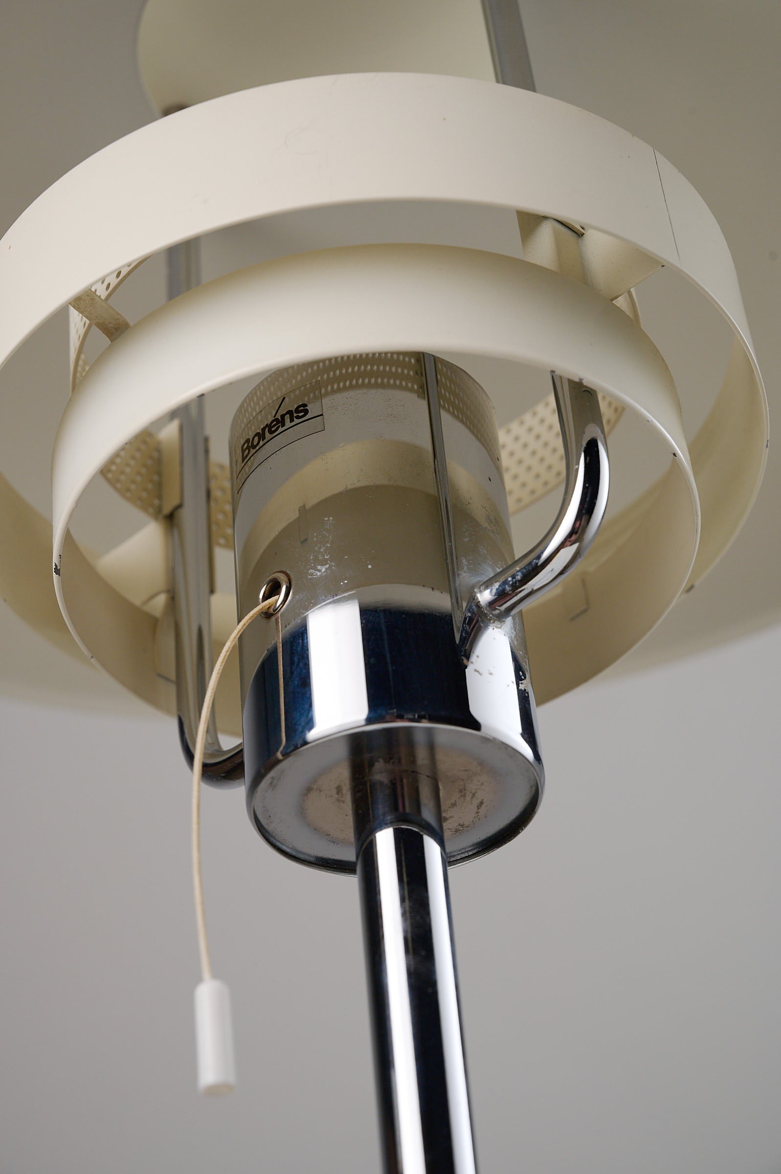 Close-up of the 'Aurora' White Lacquered Metal Table Lamp by Olle Anderson for Boréns showcasing its unique design.
