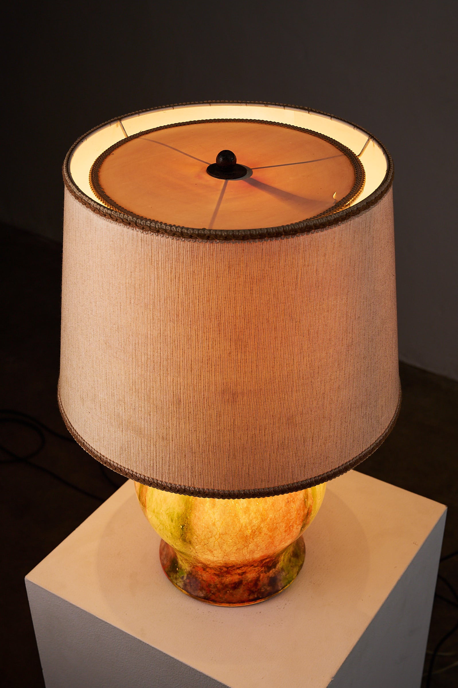 1970s Mid-Century Modern Multicolored Art Glass Table Lamp with glowing base and textured shade