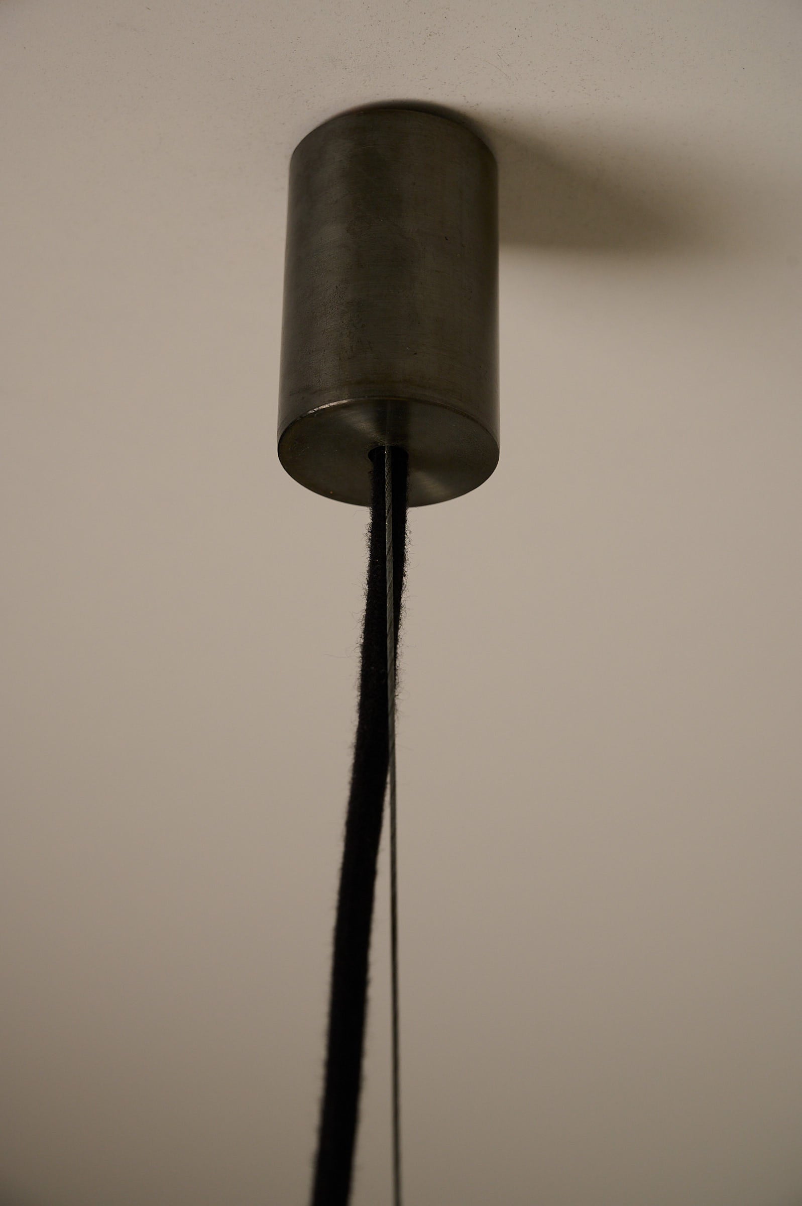 Hanging hardware detail of the Space Age Blown Glass Pendant Lamp by Vistosi, Italy, 1970s with black wire.