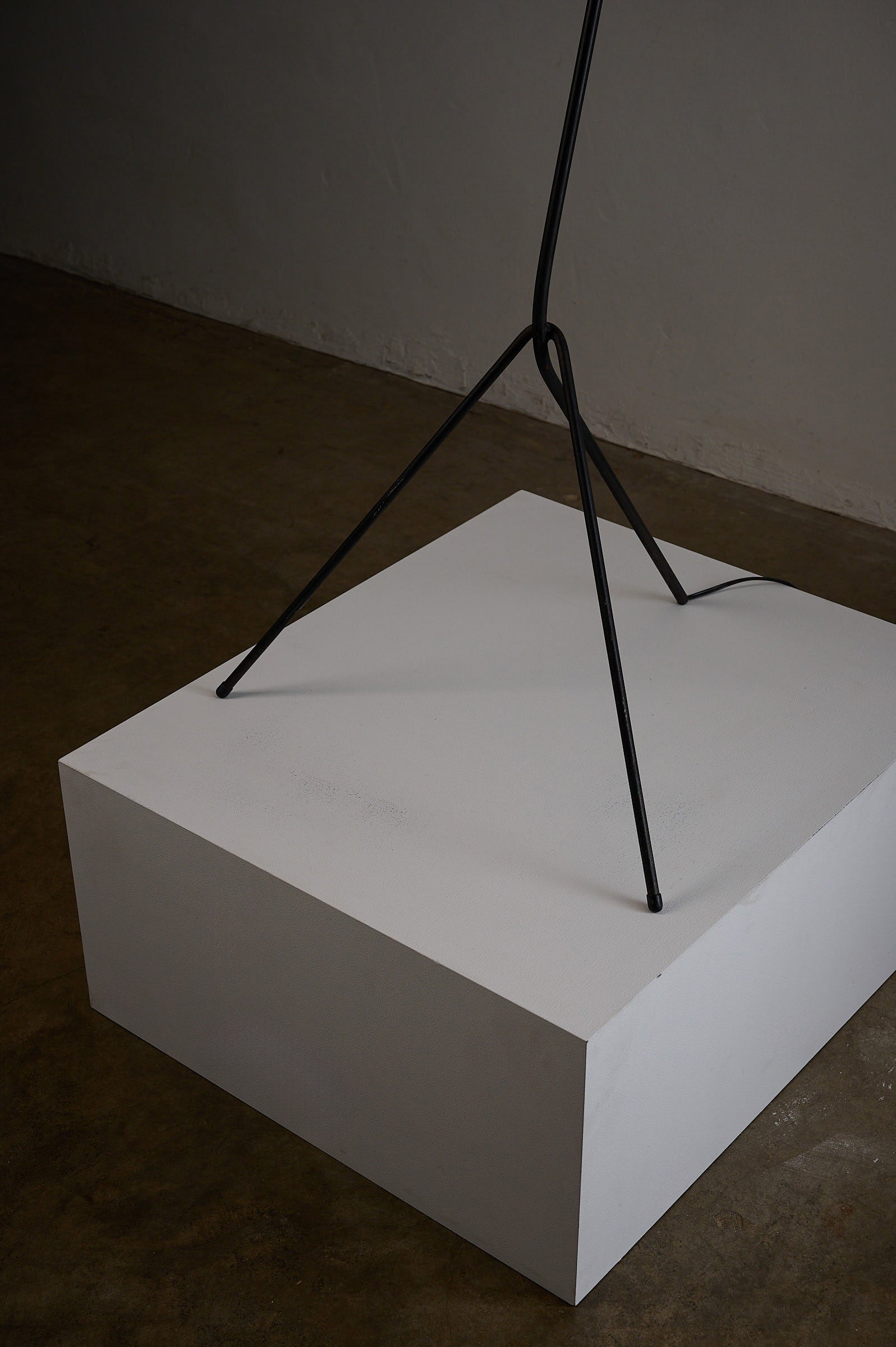 'Grasshopper' Floor Lamp, The Netherlands, 1950s - Close-up of architectural tripod chassis part.