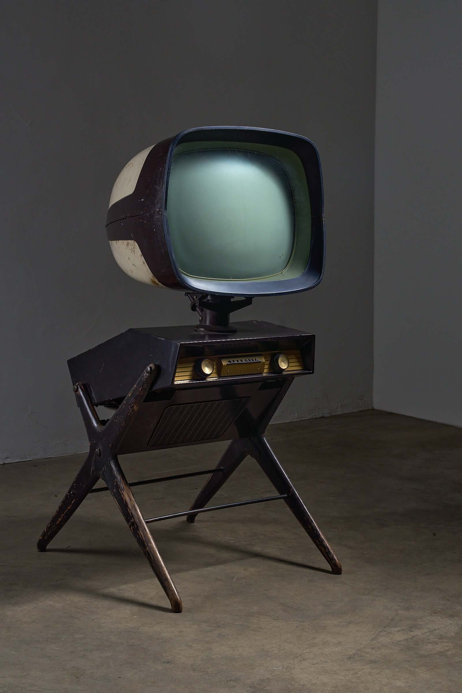 Teleavia P111 'Panoramic' Television Set (1958) design featuring swiveling CRT and console base.