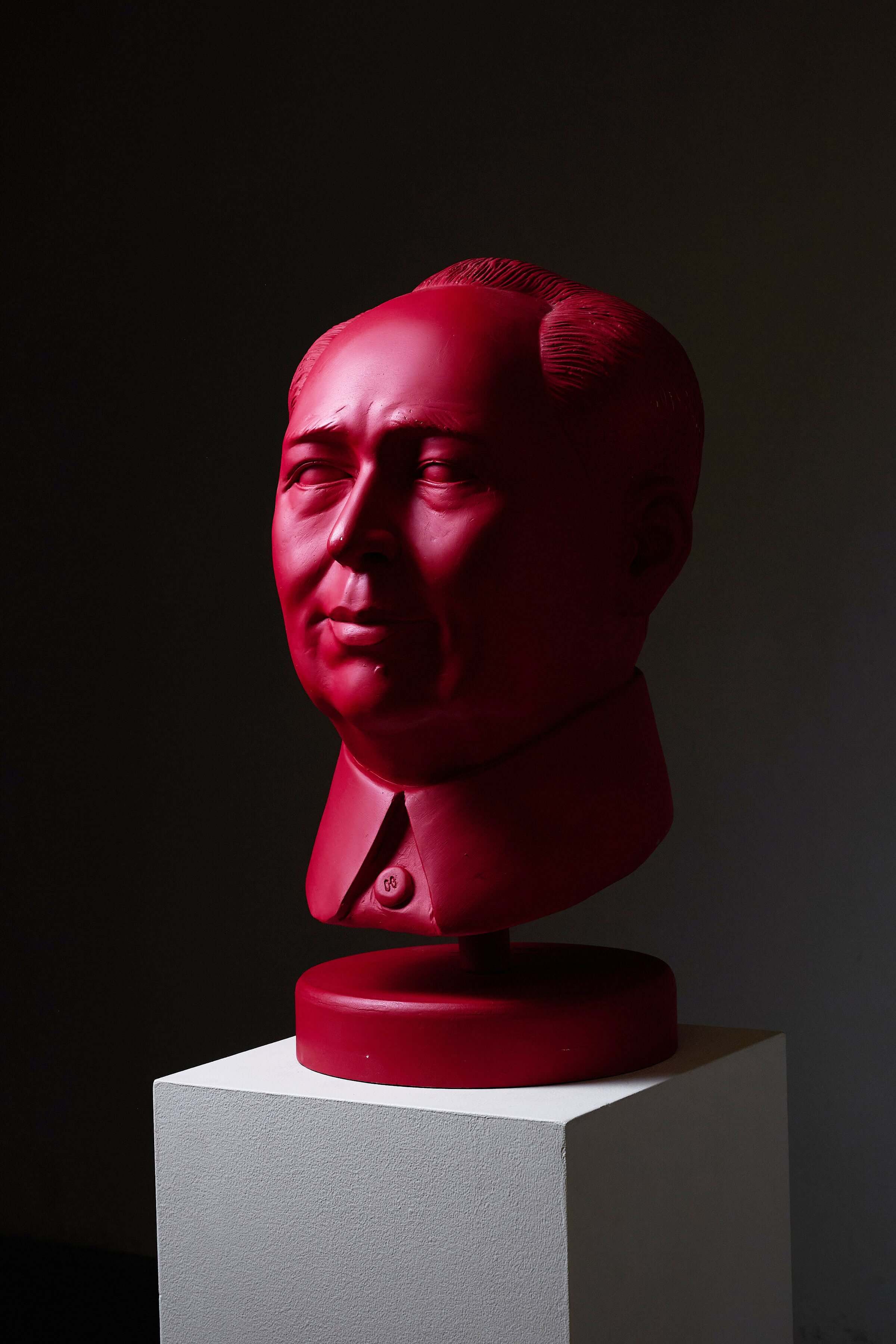 Mao Zedong Sculpture by Leonardo in vibrant red color displayed on a pedestal.