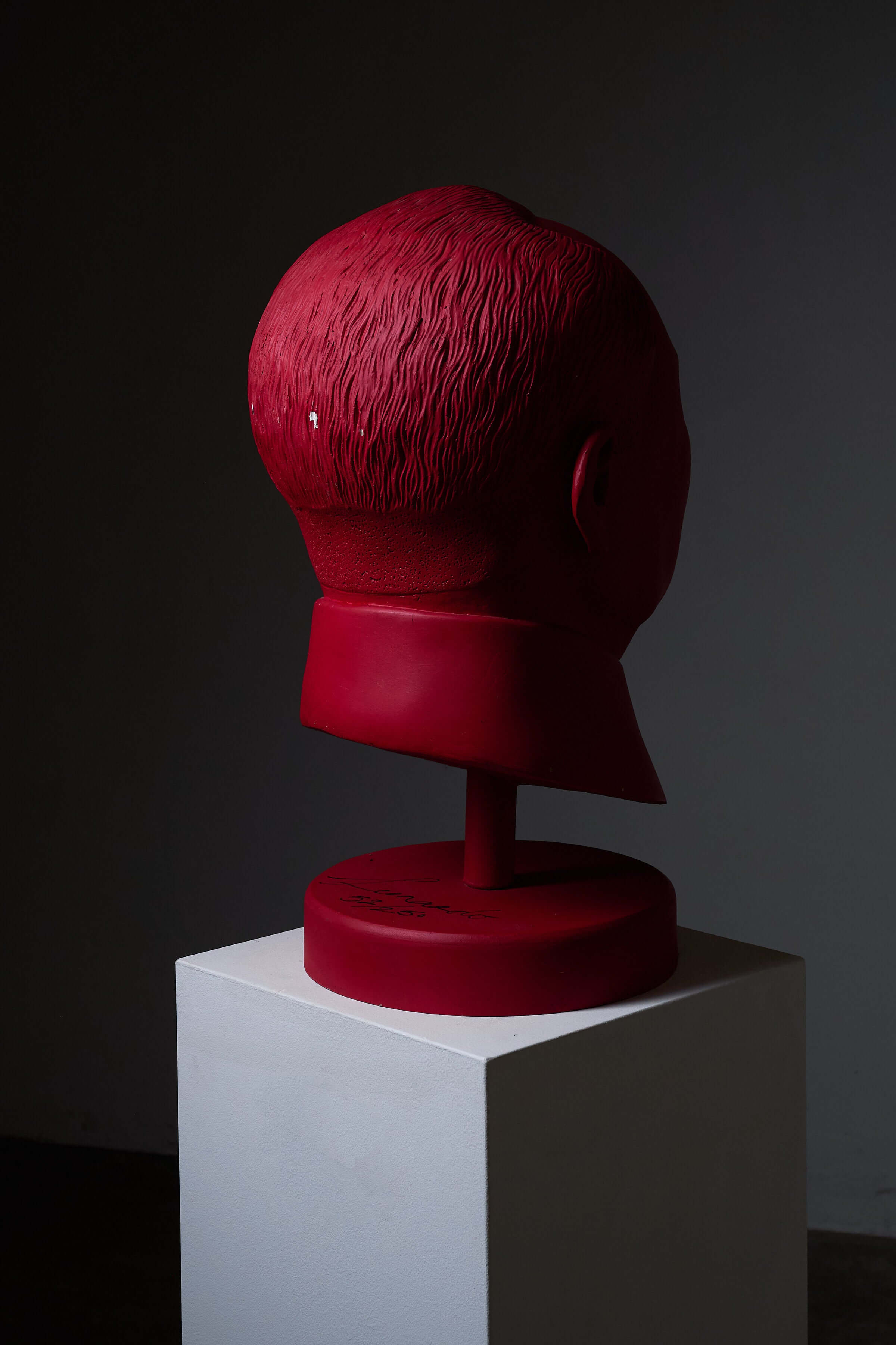 Mao Zedong Sculpture by Leonardo displayed on a pedestal in red color, showcasing back view of the artistic bust.