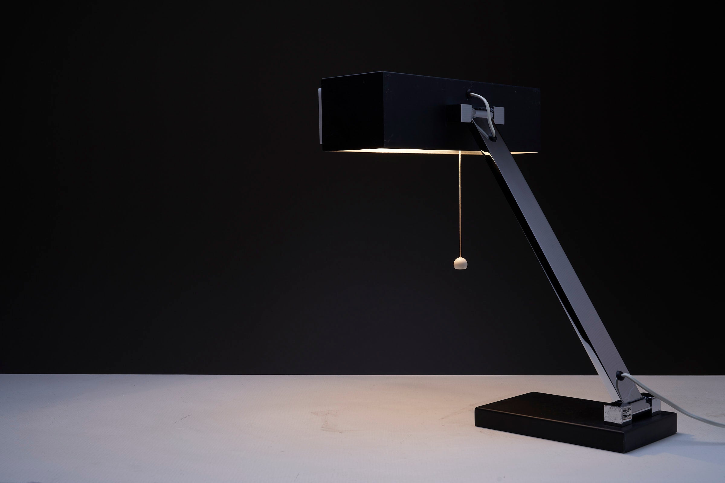 Well-built Table Lamp